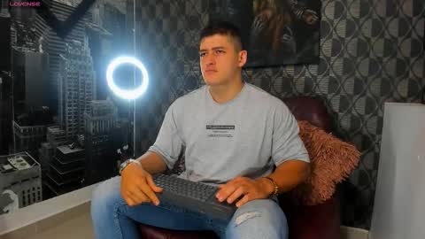 Snapshot of leon_ssmoron chatting on 11/30/25, 06:12 Leon Smoron online show from 11/30/25, 06:12