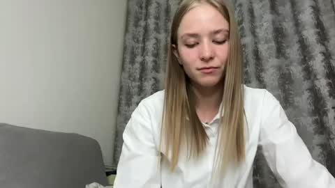 Snapshot of leona_grand chatting on 06/11/26, 02:26 Emma online show from 06/11/26, 02:26
