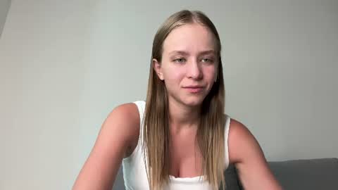 Snapshot of leona_grand chatting on 06/26/26, 01:59 Emma online show from 06/26/26, 01:59
