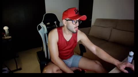 Snapshot of leonandresough chatting on 10/15/25, 04:56 leonandresough online show from 10/15/25, 04:56