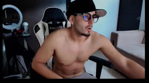 Snapshot of leonandresough chatting on 10/15/25, 07:14 leonandresough online show from 10/15/25, 07:14