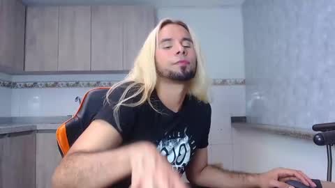 Snapshot of leonboom chatting on 03/03/25, 08:00 Tom Rider online show from 03/03/25, 08:00