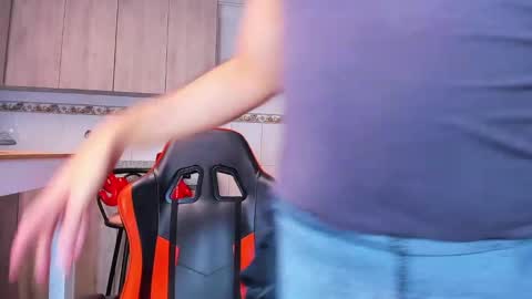 Snapshot of leonboom chatting on 03/08/25, 07:09 Tom Rider online show from 03/08/25, 07:09