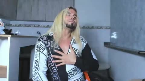 Snapshot of leonboom chatting on 03/12/25, 12:10 Tom Rider online show from 03/12/25, 12:10