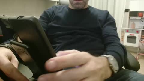 Snapshot of leone44 chatting on 11/20/25, 04:40 angel e sonia online show from 11/20/25, 04:40