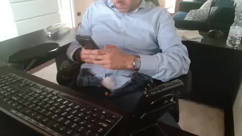 Snapshot of leone44 chatting on 05/11/26, 07:58 angel e sonia online show from 05/11/26, 07:58