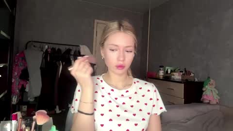 Snapshot of leonegoodnough chatting on 04/15/26, 06:31 Eva online show from 04/15/26, 06:31