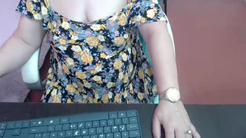 Snapshot of leonela_69 chatting on 10/15/25, 04:51 leonela online show from 10/15/25, 04:51