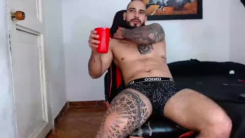 Snapshot of leonidas_k18 chatting on 12/21/24, 05:36 ANDRES online show from 12/21/24, 05:36