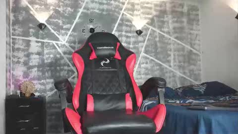 Snapshot of leonidas_k18 chatting on 10/17/25, 11:51 ANDRES online show from 10/17/25, 11:51