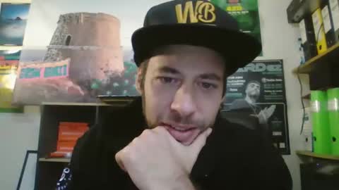 Snapshot of leonidascum chatting on 12/01/25, 10:42 leonidascum online show from 12/01/25, 10:42