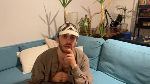 Snapshot of leonvampire chatting on 02/01/25, 12:18 Leon online show from 02/01/25, 12:18