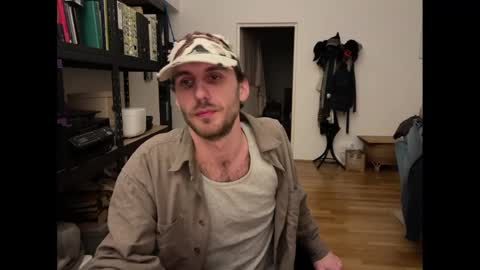 Snapshot of leonvampire chatting on 02/17/25, 08:04 Leon online show from 02/17/25, 08:04