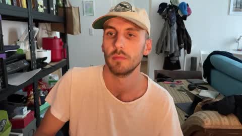 Snapshot of leonvampire chatting on 10/10/25, 12:48 Leon online show from 10/10/25, 12:48