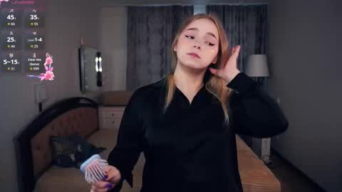 Hello everyone Im Lora Its my first day Were going to have fun together online show from 10/01/25, 06:52