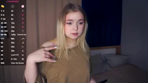 Hello everyone Im Lora Its my first day Were going to have fun together online show from 11/08/25, 05:51