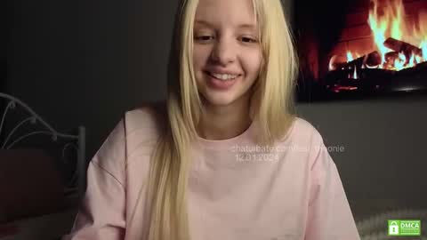 Snapshot of lesi_moonie chatting on 12/01/24, 08:20 Lesi Join my fanclub before use my fanmenu online show from 12/01/24, 08:20