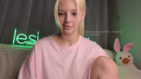 Snapshot of lesi_moonie chatting on 01/18/25, 12:15 Lesi Join my fanclub before use my fanmenu online show from 01/18/25, 12:15