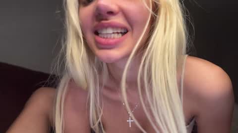 Snapshot of lesi_moonie chatting on 09/30/25, 06:46 Lesi Join my fanclub before use my fanmenu online show from 09/30/25, 06:46