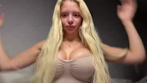 Snapshot of lesi_moonie chatting on 06/07/26, 10:35 Lesi Join my fanclub before use my fanmenu online show from 06/07/26, 10:35