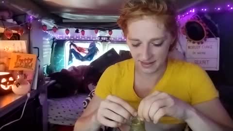 Snapshot of lesleygumgrass chatting on 09/21/25, 05:03 LesleyGumGrass- The Boring Trans girl online show from 09/21/25, 05:03