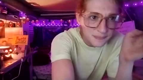 Snapshot of lesleygumgrass chatting on 09/28/25, 01:55 LesleyGumGrass- The Boring Trans girl online show from 09/28/25, 01:55