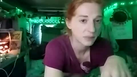 Snapshot of lesleygumgrass chatting on 10/29/25, 05:25 LesleyGumGrass- The Boring Trans girl online show from 10/29/25, 05:25