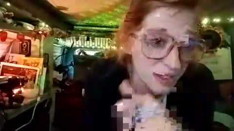 Snapshot of lesleygumgrass chatting on 11/11/25, 01:33 LesleyGumGrass- The Boring Trans girl online show from 11/11/25, 01:33