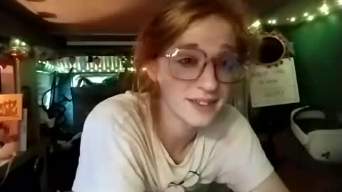 Snapshot of lesleygumgrass chatting on 11/14/25, 08:29 LesleyGumGrass- The Boring Trans girl online show from 11/14/25, 08:29