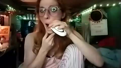 Snapshot of lesleygumgrass chatting on 11/20/25, 08:30 LesleyGumGrass- The Boring Trans girl online show from 11/20/25, 08:30