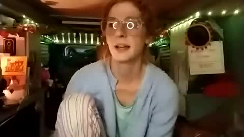 Snapshot of lesleygumgrass chatting on 11/21/25, 01:21 LesleyGumGrass- The Boring Trans girl online show from 11/21/25, 01:21