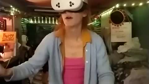 Snapshot of lesleygumgrass chatting on 11/27/25, 07:10 LesleyGumGrass- The Boring Trans girl online show from 11/27/25, 07:10