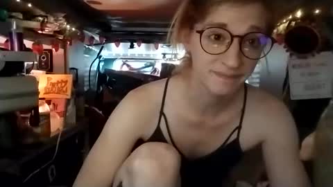 Snapshot of lesleygumgrass chatting on 12/14/25, 06:01 LesleyGumGrass- The Boring Trans girl online show from 12/14/25, 06:01