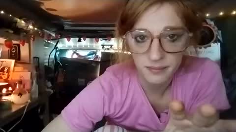 Snapshot of lesleygumgrass chatting on 12/16/25, 06:24 LesleyGumGrass- The Boring Trans girl online show from 12/16/25, 06:24