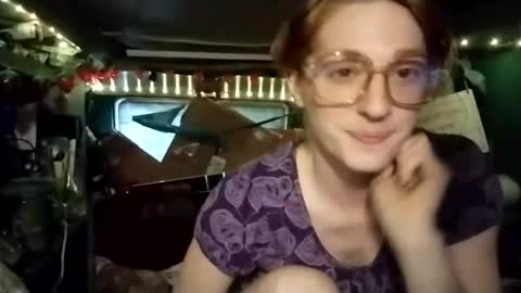 Snapshot of lesleygumgrass chatting on 05/20/26, 12:33 LesleyGumGrass- The Boring Trans girl online show from 05/20/26, 12:33