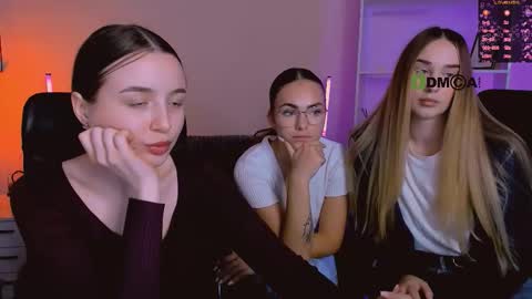 Snapshot of leslie_bird chatting on 11/29/25, 10:07 leslie_bird online show from 11/29/25, 10:07