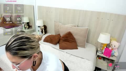 Snapshot of lesly_santodomingo chatting on 04/19/26, 11:42 Lesly Santodomingo online show from 04/19/26, 11:42