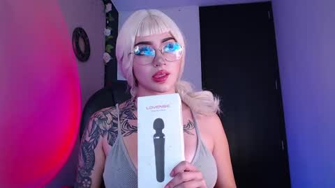 Snapshot of lessboobs_gh chatting on 04/14/26, 06:25 Less online show from 04/14/26, 06:25