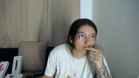 Snapshot of lessliee chatting on 04/16/26, 08:15 lessliee online show from 04/16/26, 08:15