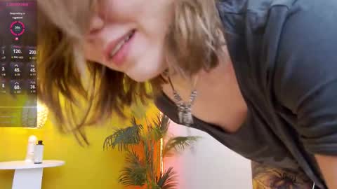 Snapshot of lessysweety chatting on 10/10/25, 02:54 Lessy online show from 10/10/25, 02:54