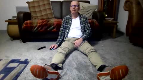 Snapshot of letmestrip chatting on 11/07/25, 11:49 paul online show from 11/07/25, 11:49