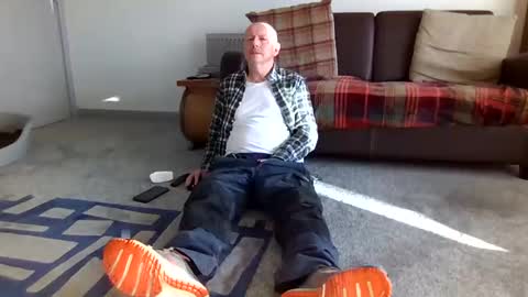 Snapshot of letmestrip chatting on 11/08/25, 12:05 paul online show from 11/08/25, 12:05