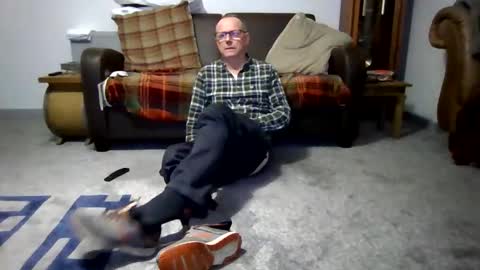 Snapshot of letmestrip chatting on 11/13/25, 12:31 paul online show from 11/13/25, 12:31