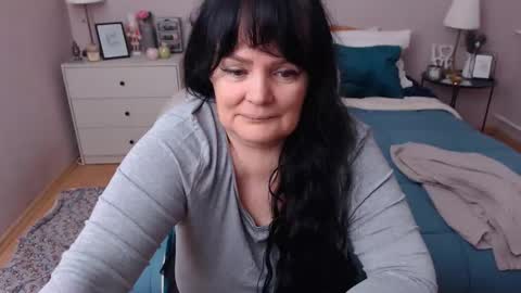 Snapshot of leveme2night chatting on 12/18/25, 01:28 Mary online show from 12/18/25, 01:28