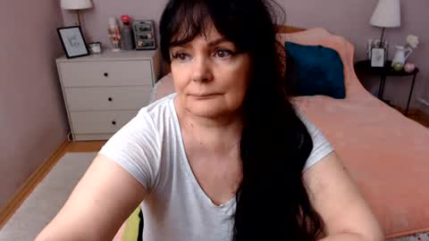 Snapshot of leveme2night chatting on 06/12/26, 11:42 Mary online show from 06/12/26, 11:42