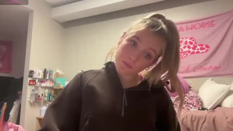 Snapshot of lexaarose05 chatting on 03/01/25, 04:37 lexisRose online show from 03/01/25, 04:37
