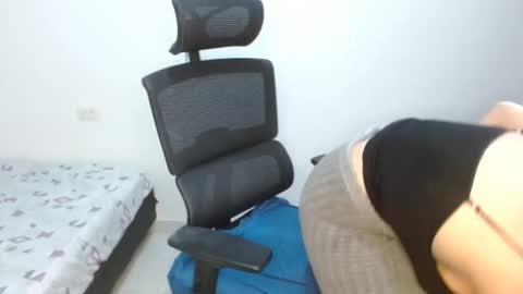 leydy_day online show from 11/27/25, 04:09