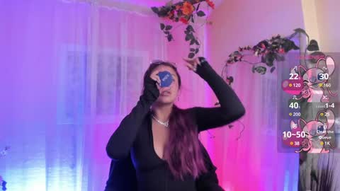 Snapshot of leyla_collins chatting on 12/20/24, 02:08 online show from 12/20/24, 02:08