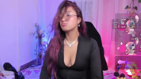 Snapshot of leyla_collins chatting on 12/20/24, 08:17 online show from 12/20/24, 08:17