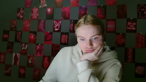 Snapshot of leyla_le chatting on 09/27/25, 06:18 Leyla online show from 09/27/25, 06:18